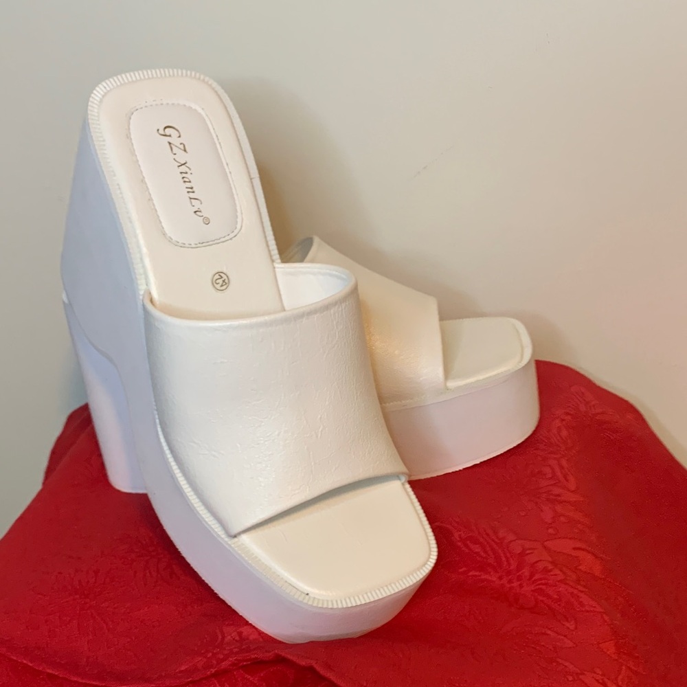 GZ XianLV. White Platform Slide Wedges.
Size 10.5
Item is New